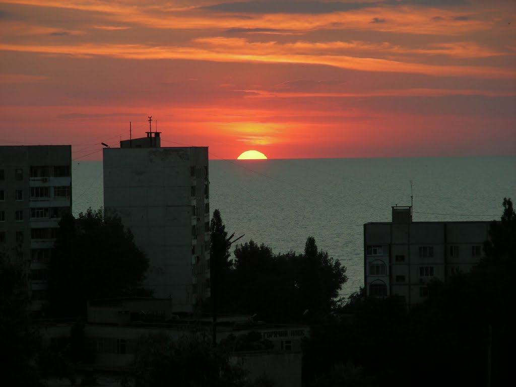 Sunset. Закат на Азовском море (г. Щелкино), Щёлкино