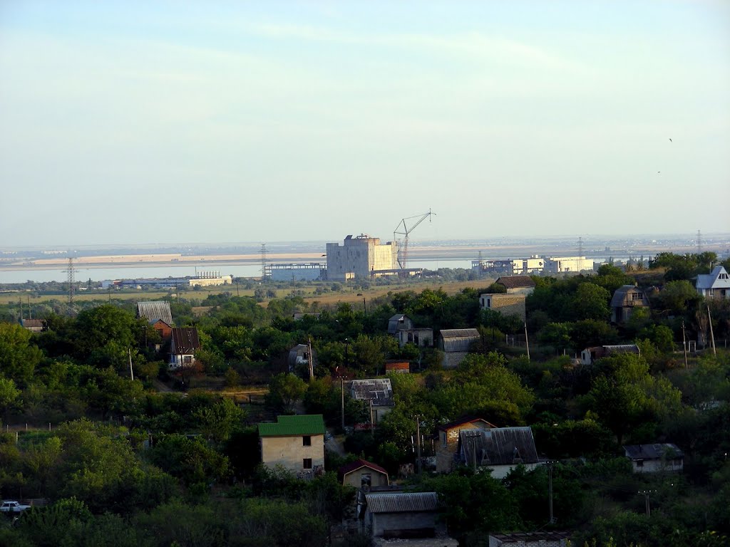 Вдали - развалины Крымской АЭС, Щёлкино