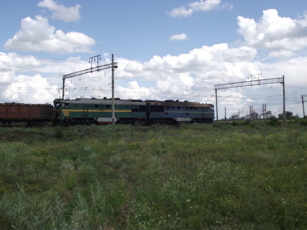 поезд с сырьем на комбинат в поле у шахтного поселка, Артемовск