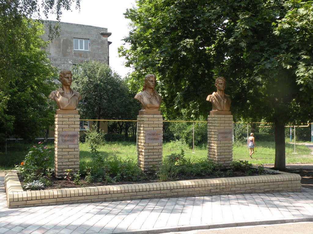 Памятник молодогвардейцам Краснодона. Krasnodon heroes of II World War, Зоринск