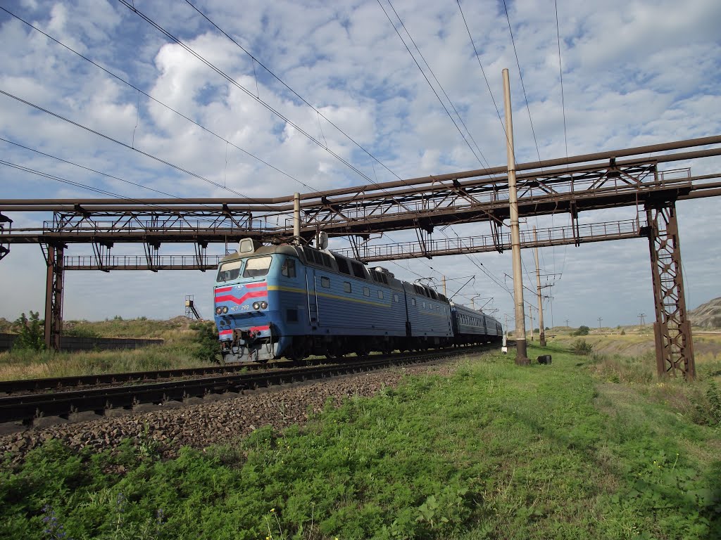 скорый поезд проезжает под очередным пучком труб АМК, Коммунарск