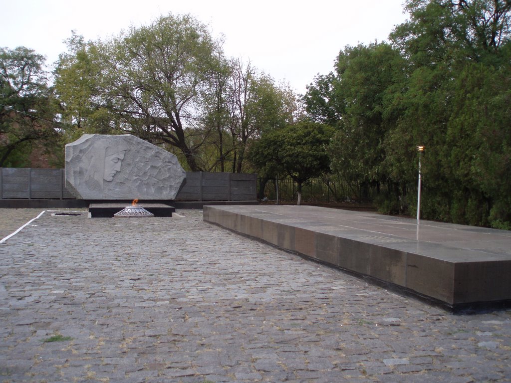 Памятник "Скорбящая мать" и могила Молодогвардейцев, Краснодон