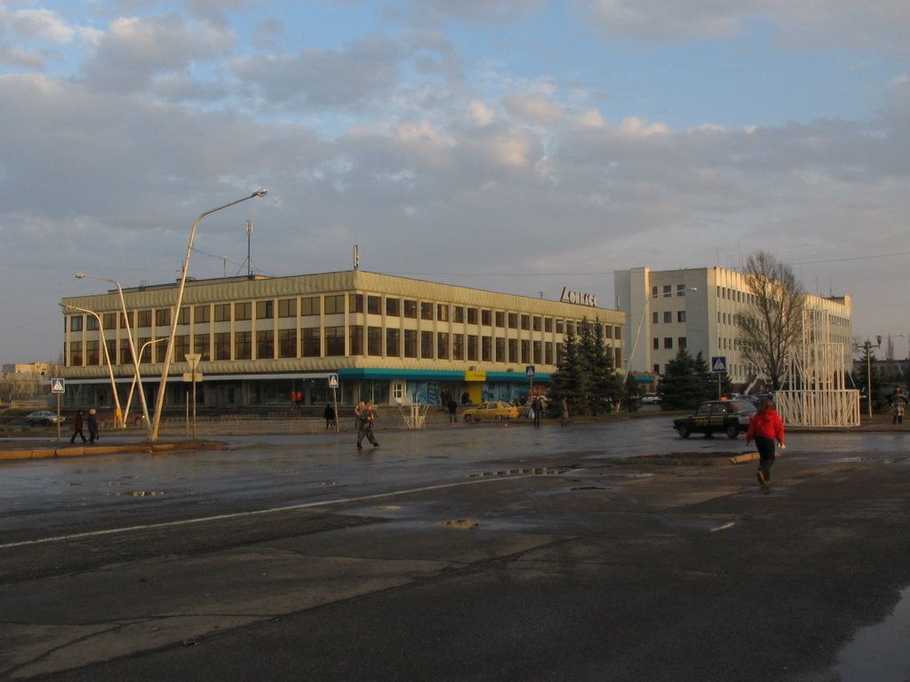Площадь Победы, универмаг "Донбасс", Лисичанск
