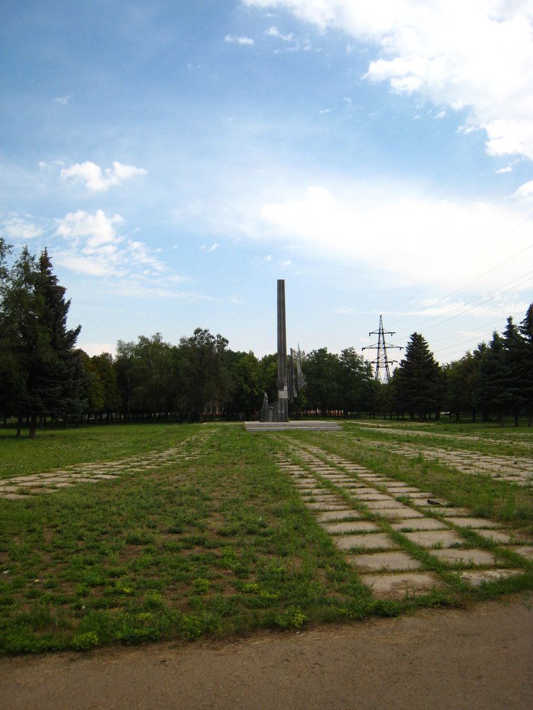 Зарастающий памятник., Луганск