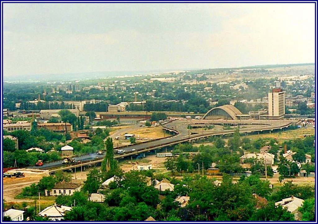 Транспортная эстакада у железнодорожного вокзала в Луганске, Луганск
