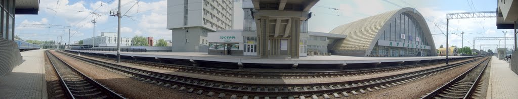 Панорама ЖД вокзала с перрона, Луганск