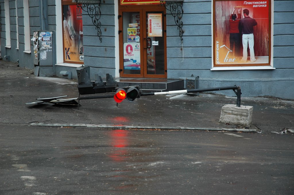 Светофор ветром сдуло. The road light blown down by wind., Луганск