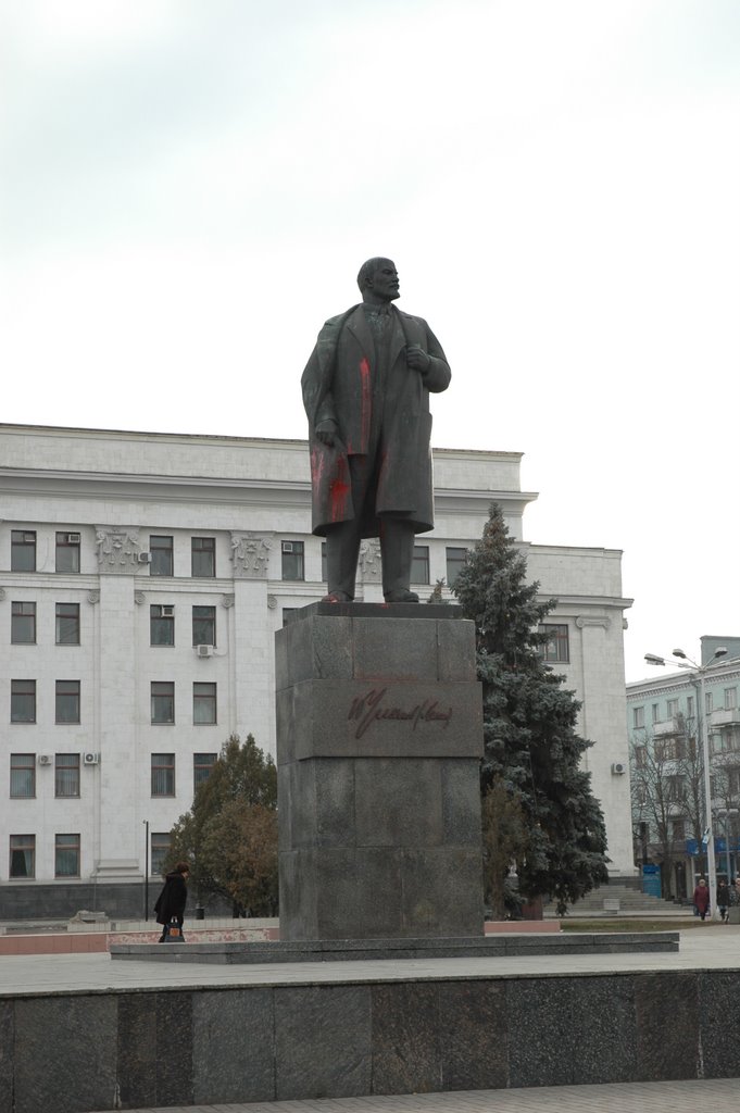 Ленин. Работа вандалов. Lenin. Vandals work., Луганск