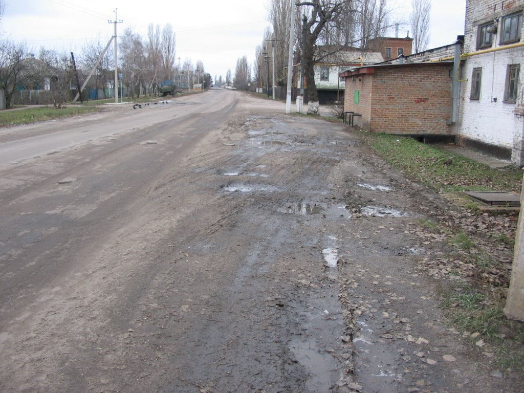 Druzhby Narodov street. Ukraine is on the left and Russia is on the right side, Меловое