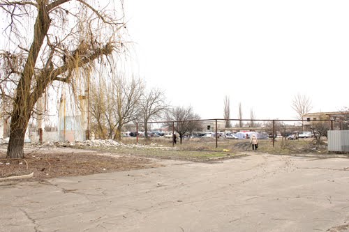во дворе сельхозтехники, Новоайдар