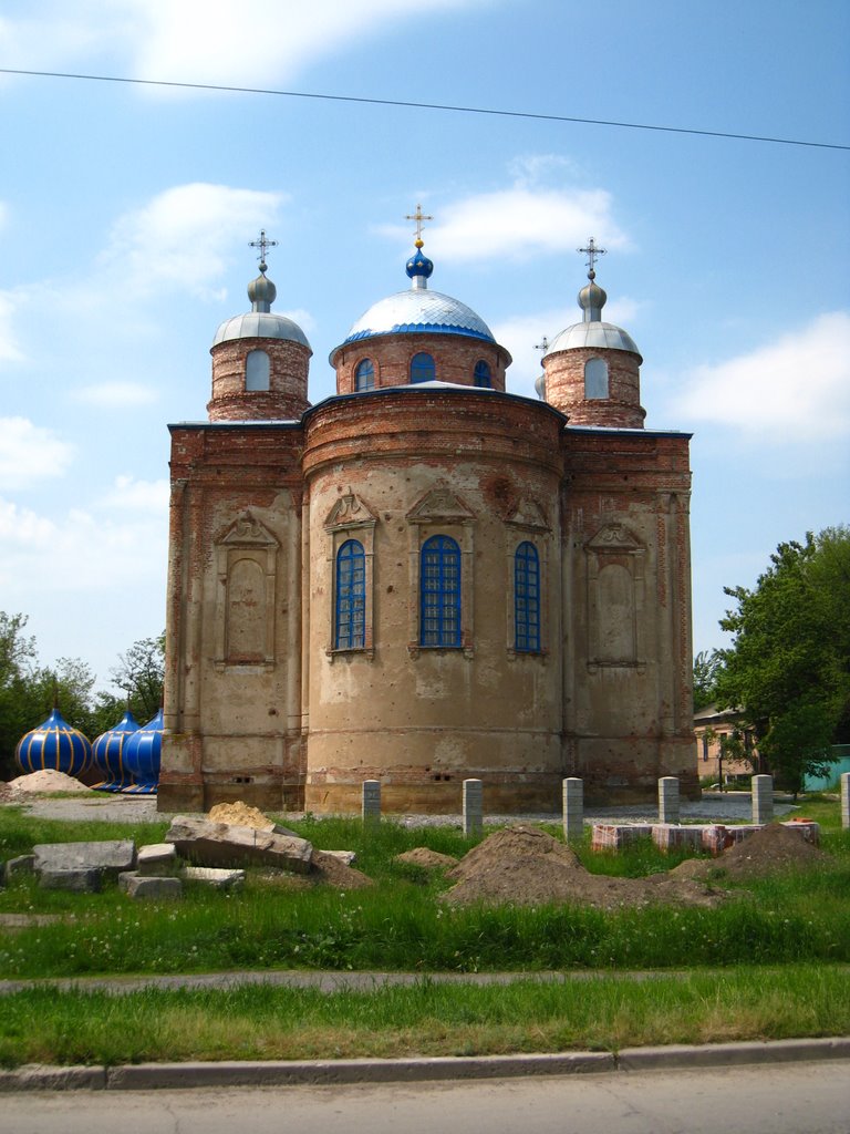 Церковь похоже востанавливается. It looks like the church is renovating., Славяносербск