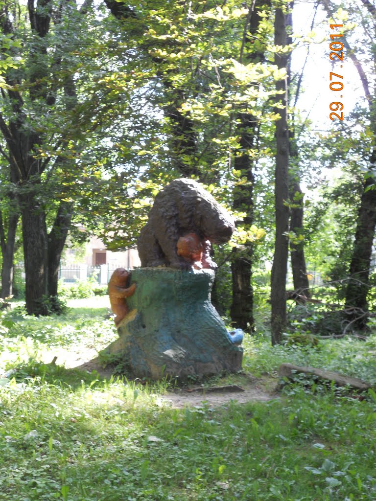 Парк , пам"ятник невідомим ведмедям, Борислав