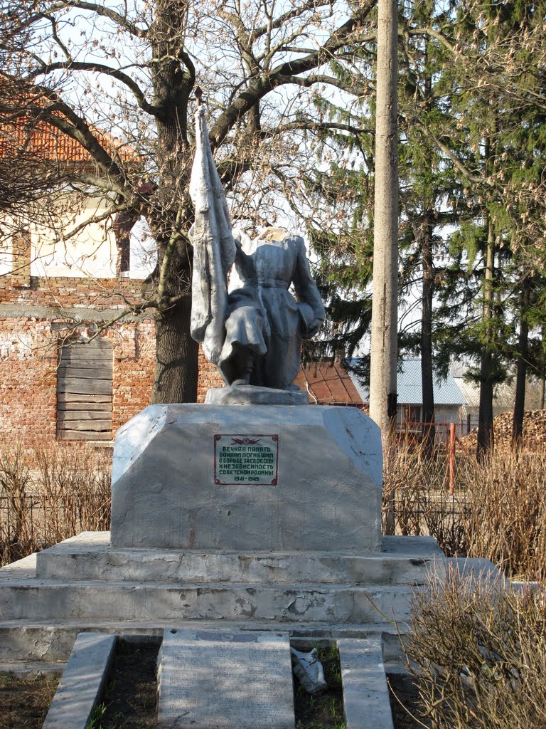 Памятник невідомому солдату( безголовий), Великие Мосты