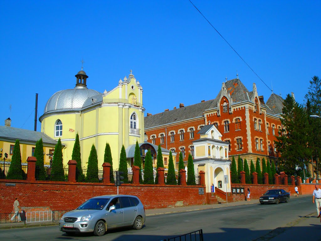 Біля церкви, Дрогобыч