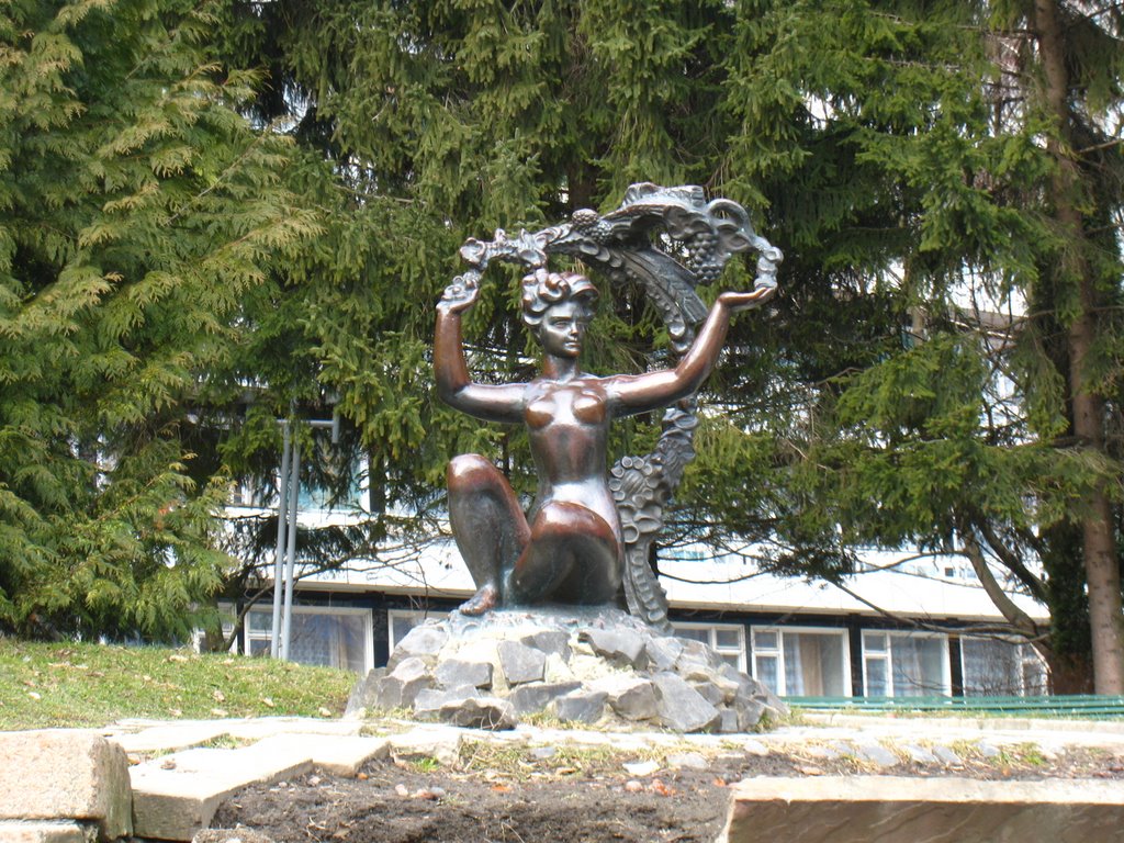 Скульптура перед санаторием "Алмаз". A sculpture infront of sanatorium "Almaz"., Трускавец