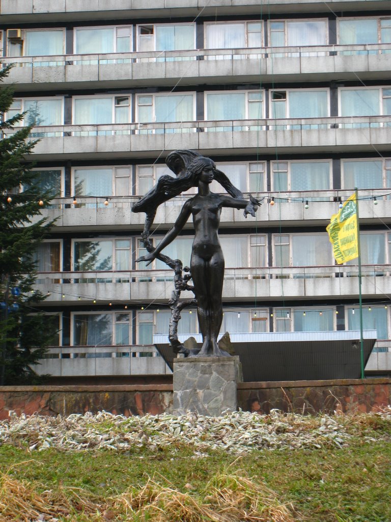 Скульптура перед санаторием "Кристал". A sculpture infront of sanatorium "Kristal"., Трускавец