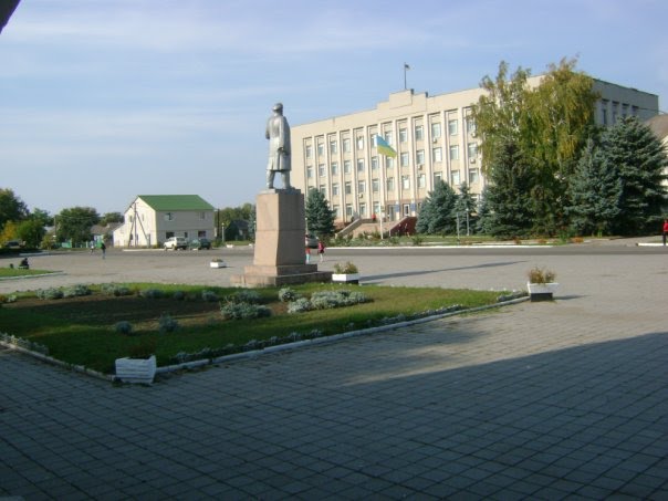 Центр, вид на районную раду, Веселиново