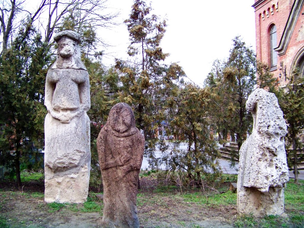 Скифские каменные бабы возле краеведческого музея, Николаев