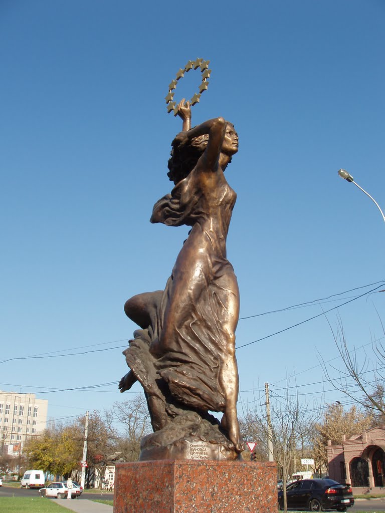 Статуя в сквере на улице Садовой, Николаев