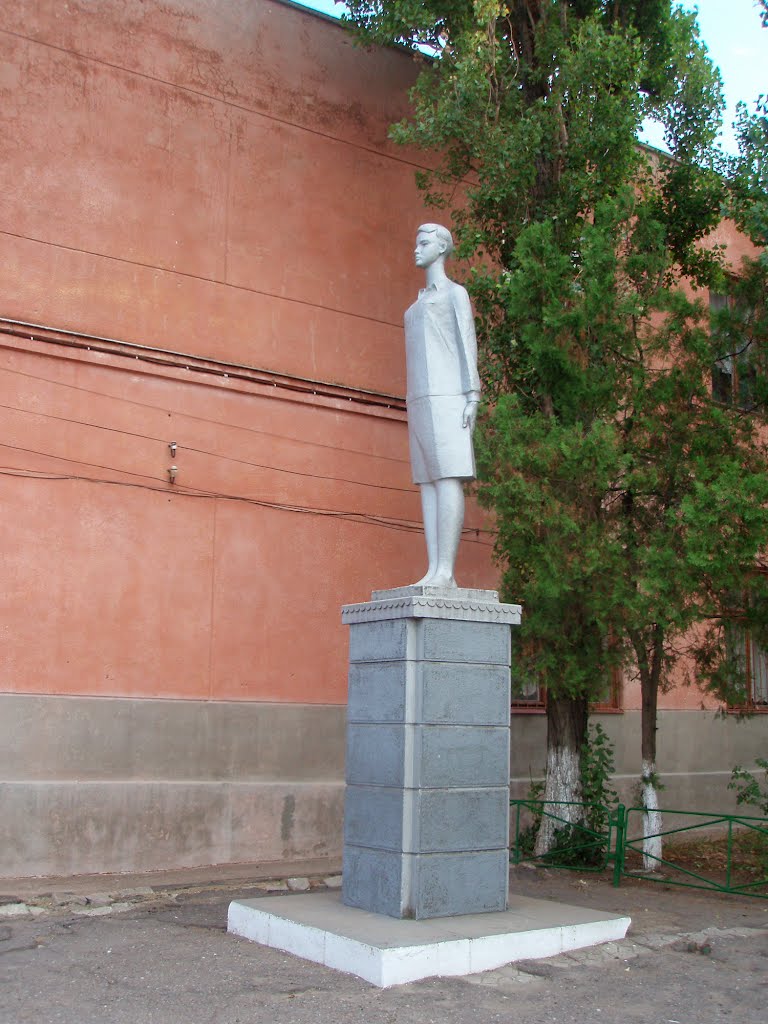 Statue in schoolyard, Аккерман