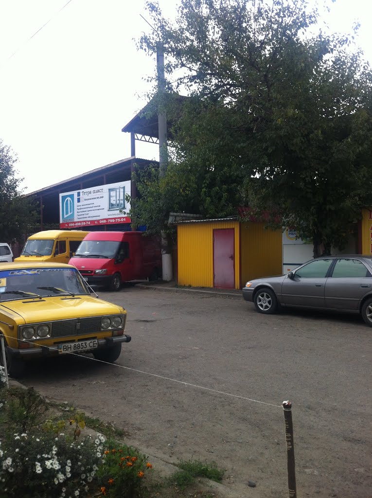 Машины возле повседневного базара, Березовка