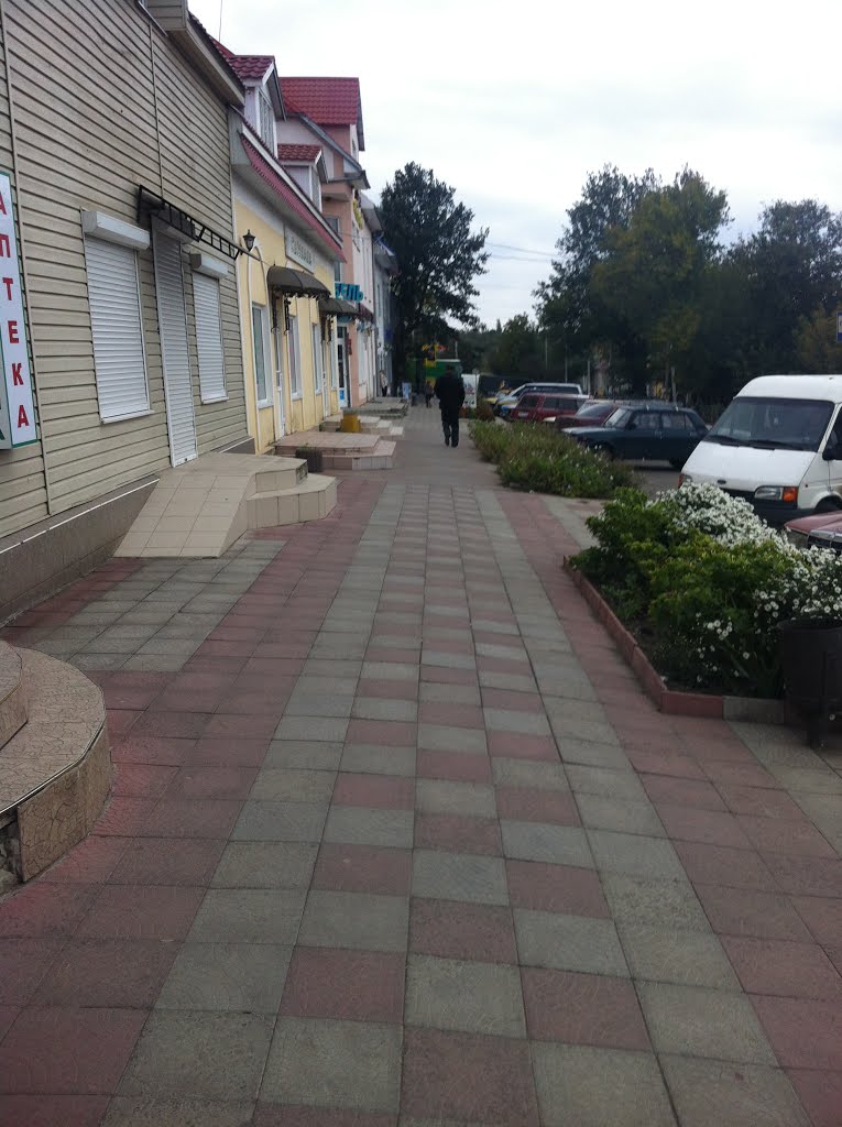 Красивый тротуар проложен вдоль магазинов, Березовка