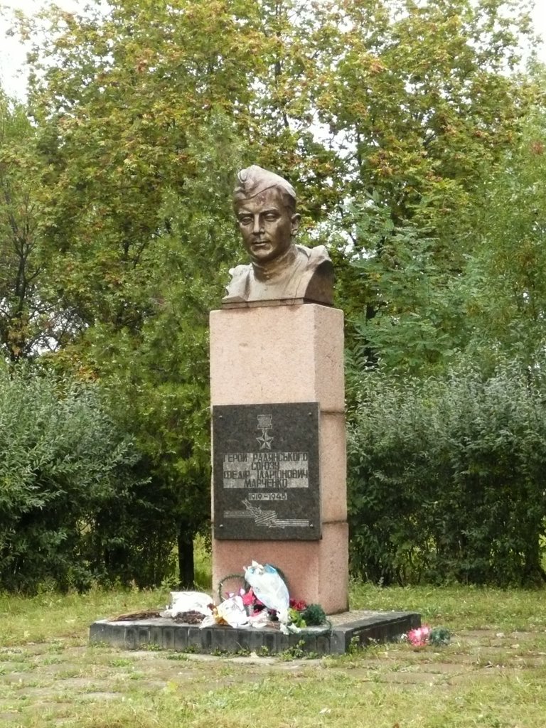 Памятник Ф.І.Марченку, Белики