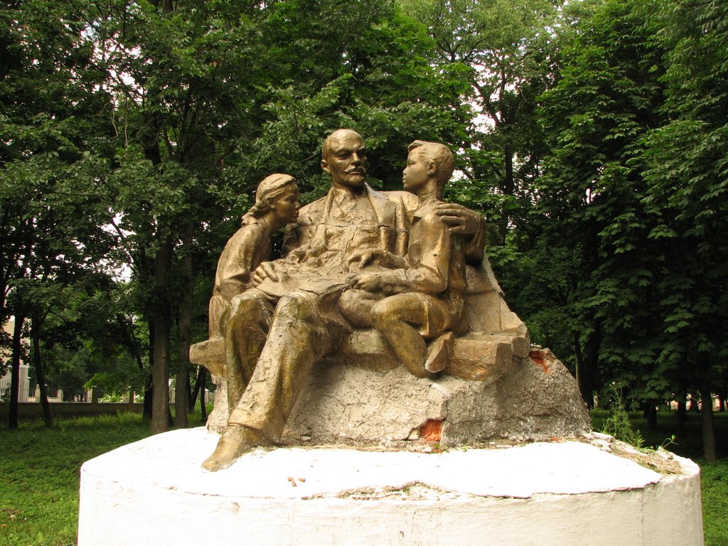 Ленин и дети памятник, Гадяч
