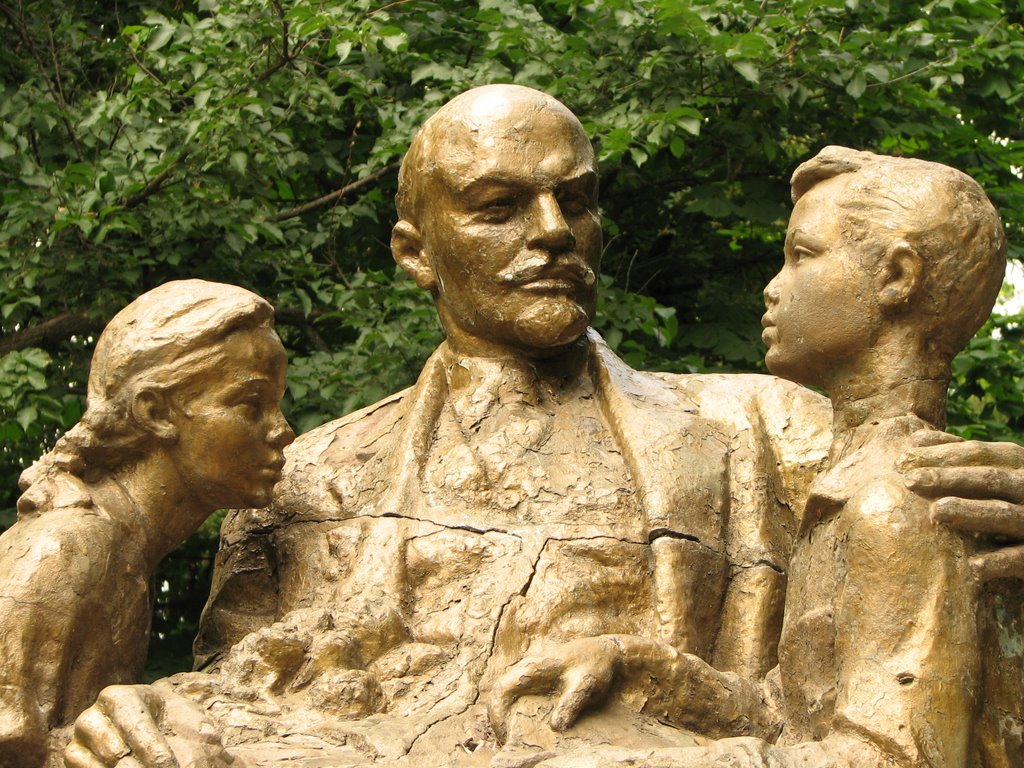 Ленин и дети пямятник, Гадяч