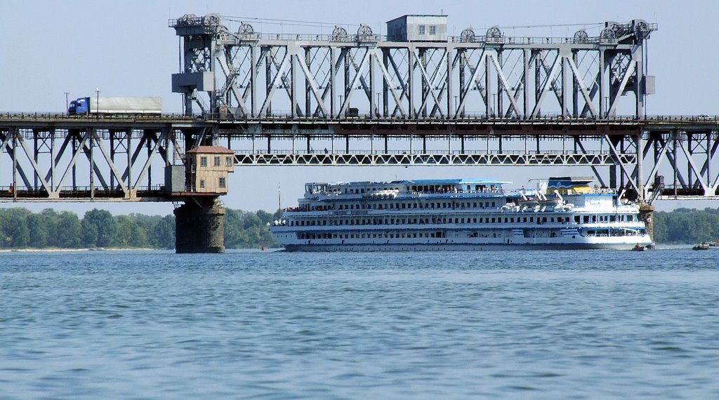 Passing boat under the bridge. Aug 2007, Кременчуг