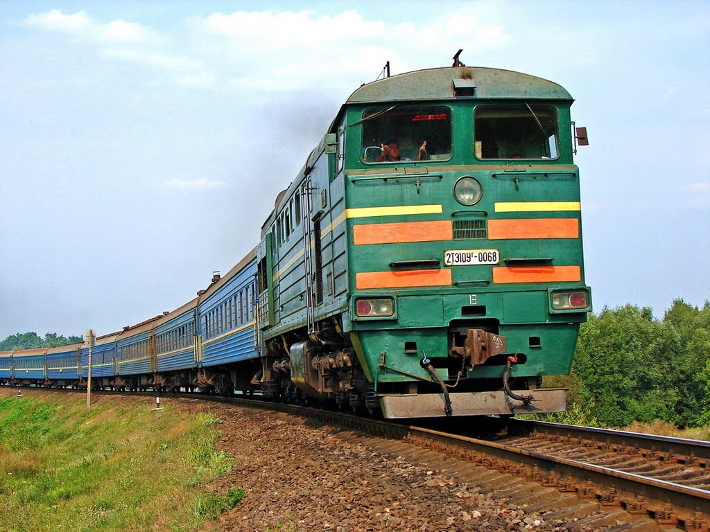Тепловоз 2ТЭ10УТ-0068Б с пассажирским поездом №463 Москва - Одесса, Оржица