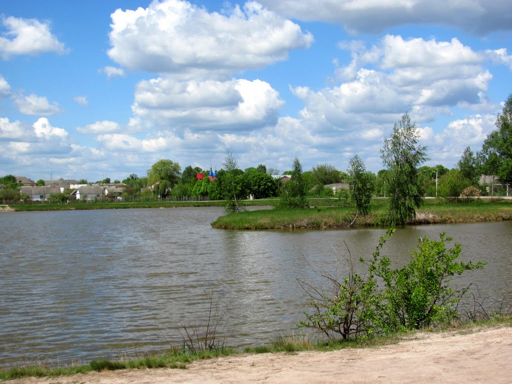 Остров на пруду возле древнего парка, Владимирец