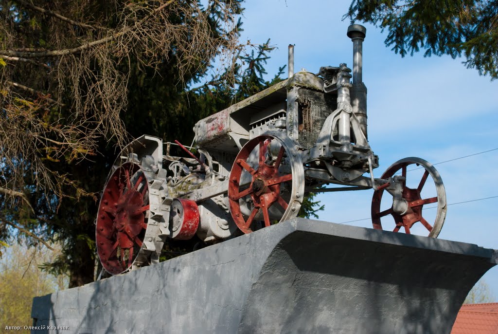 Памятник одному із перших тракторів в Здовбиці, Здолбунов