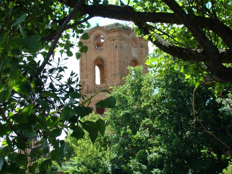 Башня (за деревьями), Корец