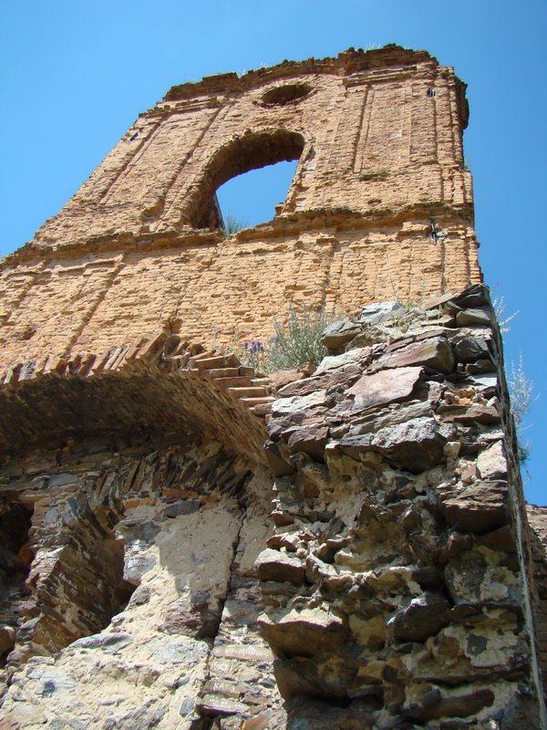 Вид на башню над входом слева, Корец