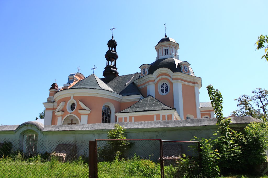 Korets. Polish Roman Catholic church from the back yard., Корец