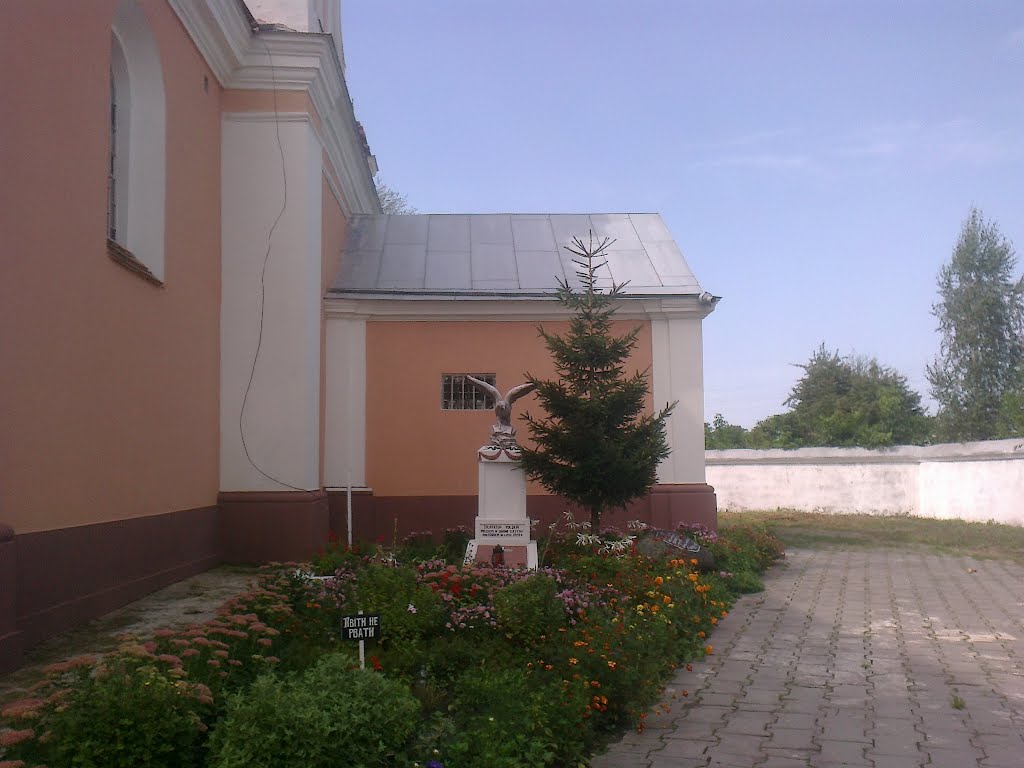 квітник біля костелу і памятник польським солдатам * monument to Polish soldiers from 1920, Корец