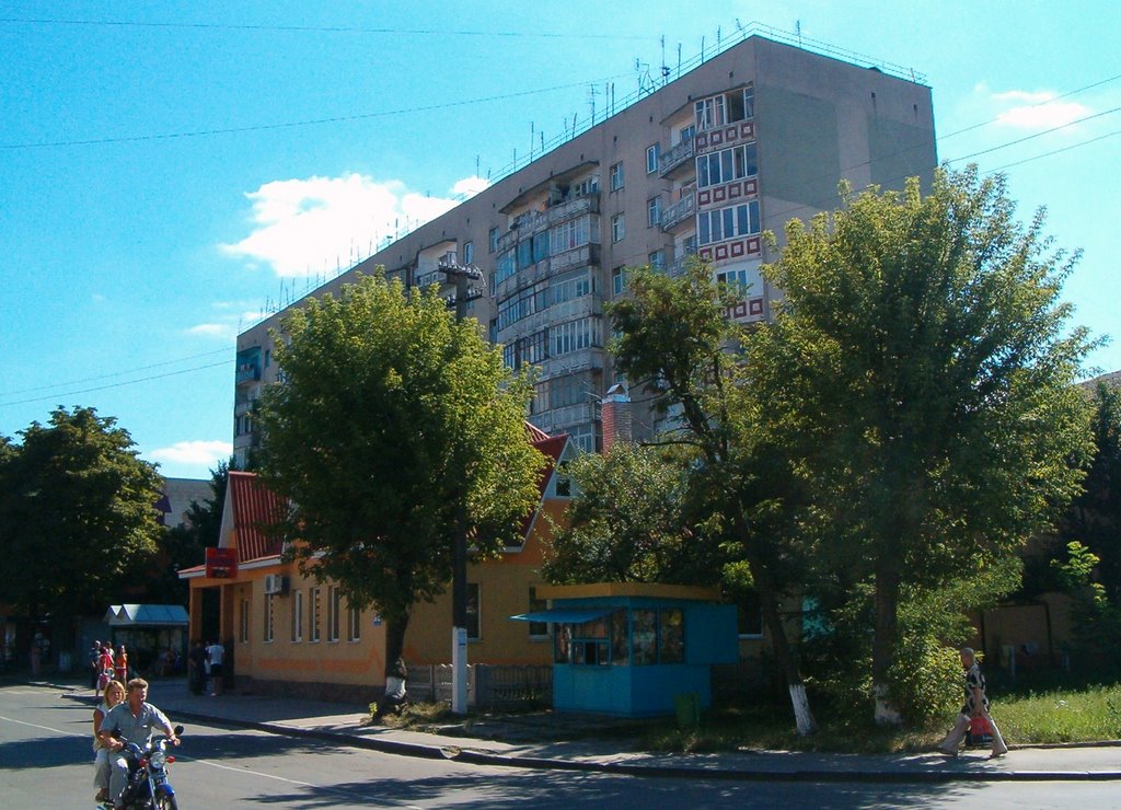 Девятиповерхівка біля «Кристалу» у центрі Костополя, Костополь