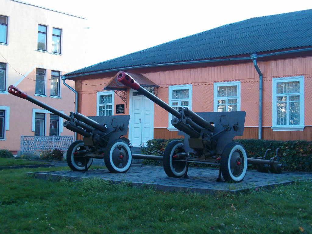 Гармати часів Другої Світової війни у Краєзнавчому музеї Костополя, Костополь