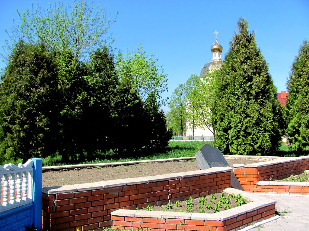 Памятный знак-до 1977г,здесь было военное кладбище,воинов погибшим  во время Великой Отечественной войны., Сарны