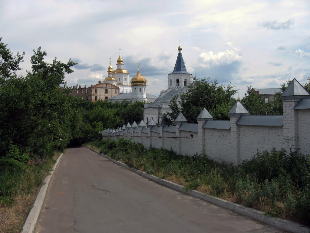 Мовчанський монастир: дорога біля стіни, Путивль