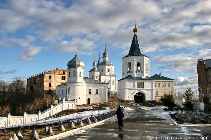 Molchansky or “Silent” monastery (XVI-XIX) in town of Putivl on a hill above the Seim river. Stone fortress-monastery includes the Nativity of the Mother of God Cathedral (1575-1785), over gate bell tower (1602-1604), Refectory with tower XVII c, walls an, Путивль