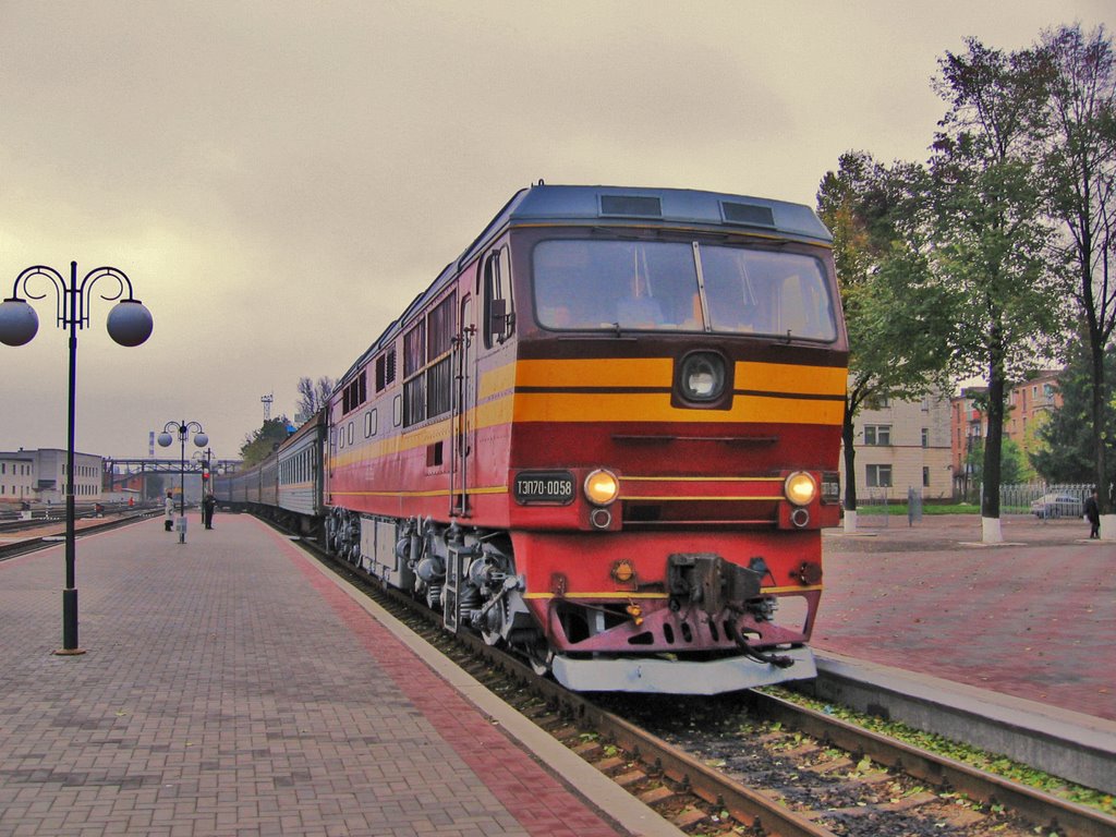 TEP70-0058 diesel locomotime arriving to station Sumy (тепловоз ТЭП70-0058 прибывает на ст. Сумы), Сумы