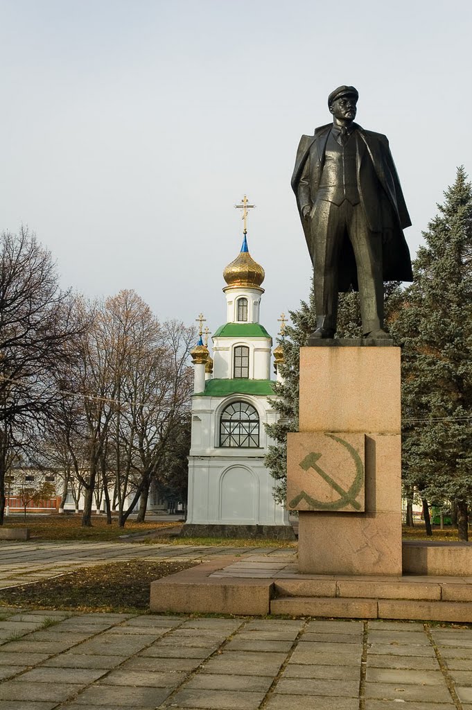 Памятник В. И. Ленину на фоне..., Тростянец