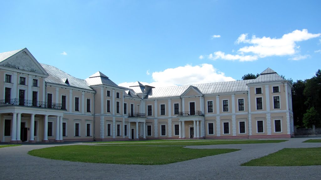 Центральный фасад дворца,выгледит вполне пристойно, в здании находятся картины, портреты, бывших обитателей замка., Вишневец