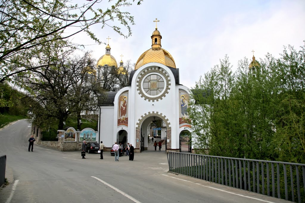 Зарваниця, Marias spiritual centre, gate church of the Annunciation, Золотники