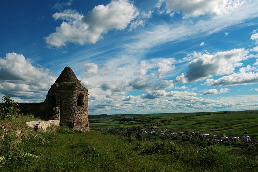 It dates to the 16th cent and is known as the "Pidhiryansky" or "Uhornytsky" Basilians monastery, ruins dated by 16-17cent., Теребовля