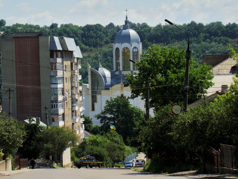 Вид с улицы на храм, Чортков