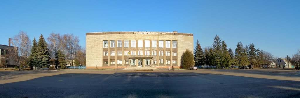 пгт.Близнюки Райгосадминистрация, панорама площади, Близнюки