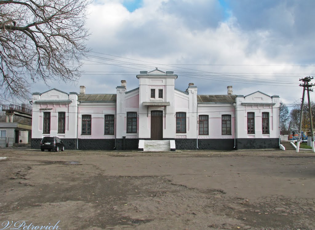 Вид на вокзал станции Золочев с привокзальной пл., Золочев